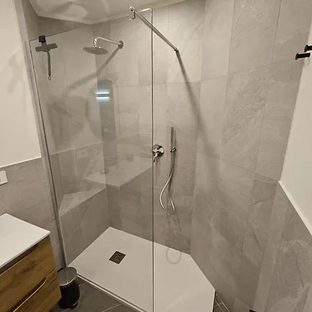 Thea In & Out Cir 0942 דירה